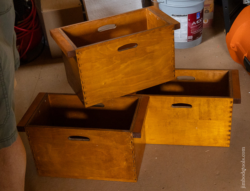 Massive LEE VALLEY VERITAS Work Bench with TUCKER Pattern Maker’s Vise & a Twin Screw Veritas Chain Drive Tail Vise - 116556 - AS OF JUNE 16