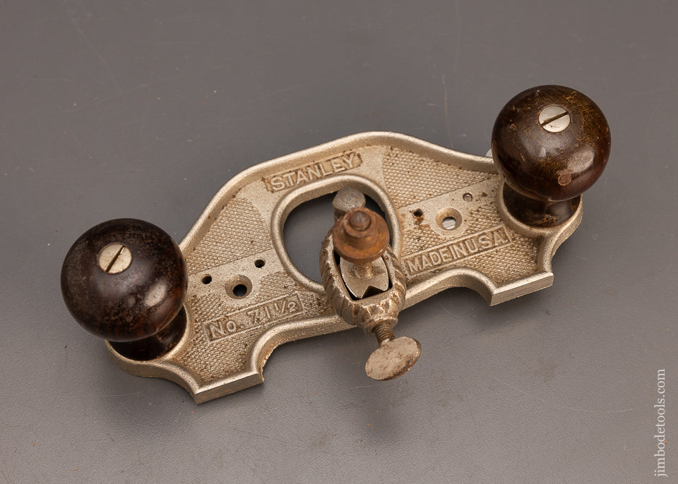 Fine STANLEY No. 71 1/2 Router Plane with Rosewood Knobs - 113778
