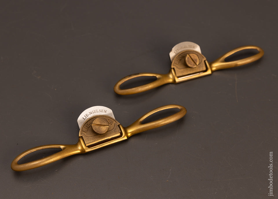 Fine-Pair-of-LIE-NIELSEN-Spokeshaves-Flat-&-Round-Bottoms-117524