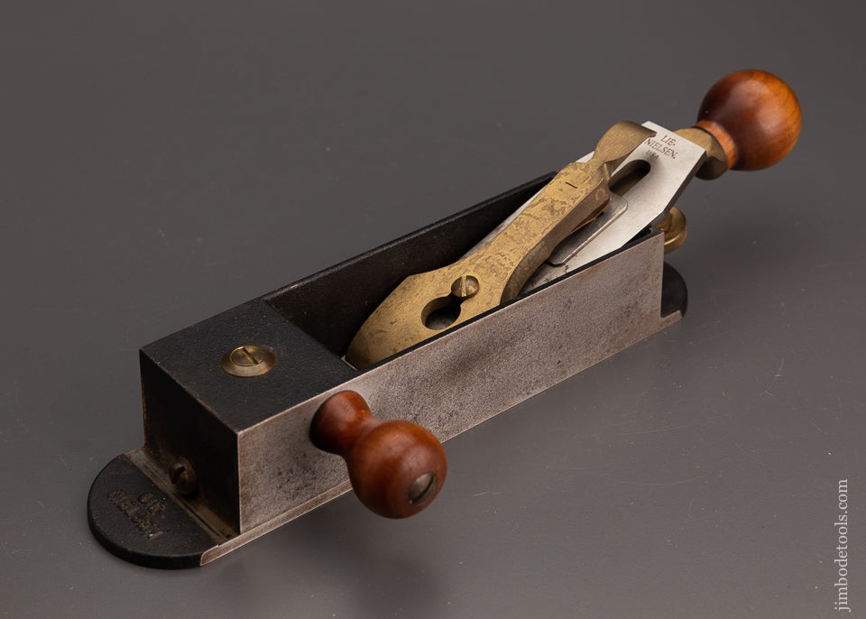 DISCONTINUED LIE NIELSEN No. 9 Piano Maker’s Miter Plane with Adjustable Mouth - 103625