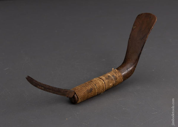 Fine and Delicate Early Crooked knife - 95367